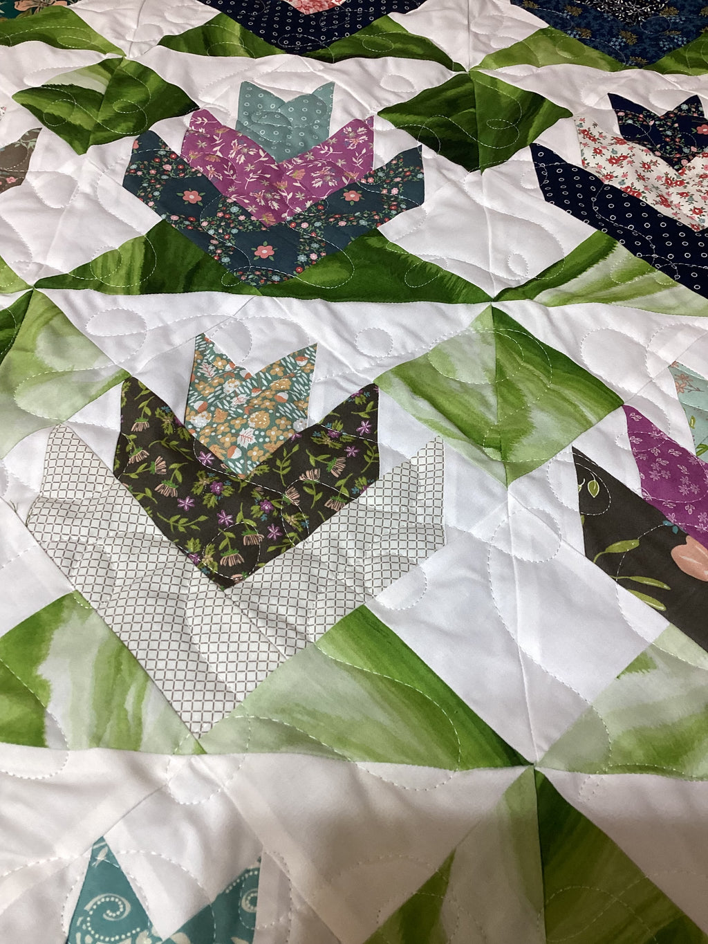 Handmade Tulip Quilt Extra Large Full Size – Floral Patchwork Blanket with Reversible Leaf Backing, Long Arm Quilted Heirloom Bedding